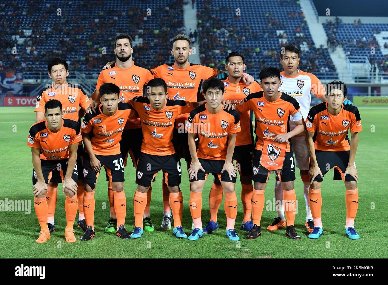 Das Team von Chiangrai United stellt sich am 17. März 2018 im Suphanburi-Stadion in Suphanburi, Thailand, vor. Die Thai League wird in diesem September wieder aufgenommen und der Wettkampfkalender wird auf den 2020. September bis zum 2021. April oder Mai geändert, nachdem der Wettbewerb aufgrund des Coronavirus-Ausbruchs (Covid-19) in Thailand verschoben wurde. Als Präsident des thailändischen Fußballverbands Pol.Gen. Somyot Phumphanmuang gibt am 16. April 2020 eine Annouce ab. (Foto von Vachira Vachira/NurPhoto) Stockfoto