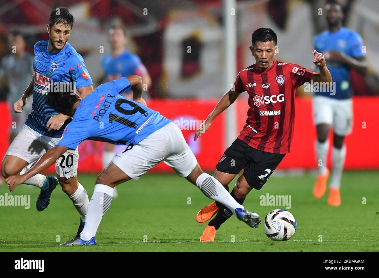 Prakit Deeprom (rechts) von Muangthong United fordert den Ball mit dem FC Bangkokglass-Spieler während des Thai-Liga-Spiels 2018 zwischen Muangthong United gegen den FC Bangkokglass am 1. April 2018 im SCG-Stadion in Bangkok, Thailand. Die Thai League wird in diesem September wieder aufgenommen und der Wettkampfkalender wird auf den 2020. September bis zum 2021. April oder Mai geändert, nachdem der Wettbewerb aufgrund des Coronavirus-Ausbruchs (Covid-19) in Thailand verschoben wurde. Als Präsident des thailändischen Fußballverbands Pol.Gen. Somyot Phumphanmuang gibt am 16. April 2020 eine Annouce ab. (Foto von Vachira Vachira/NurPhoto) Stockfoto