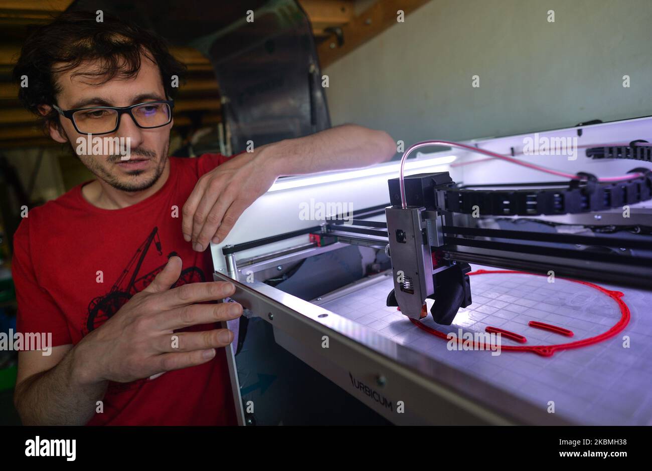 Szymon Chrupczalski, der Koordinator des VentilAid-Projekts, erklärt, wie ein 3D-Drucker das Beatmungsgerät VentilAid Prototype III herstellt, ein Gerät, das mit einem 3D-Drucker kostengünstig und mit weit verbreiteten Teilen hergestellt werden kann. Das Projekt wurde von Urbicum, einem Krakauer Unternehmen, das sich auf den Druck von 3D spezialisiert hat, ins Leben gerufen. Die ersten beiden Versionen wurden entwickelt und im Internet kostenlos zur Verfügung gestellt. VentilAid Prototype III ist ein Gerät für die nicht-invasive Beatmung, das im CEPAP- und BiPAP-Modus mit Sauerstoffversorgung arbeitet und die Anforderungen moderner medizinischer Standards erfüllt. Es erlaubt, Patienten in sich zu halten Stockfoto