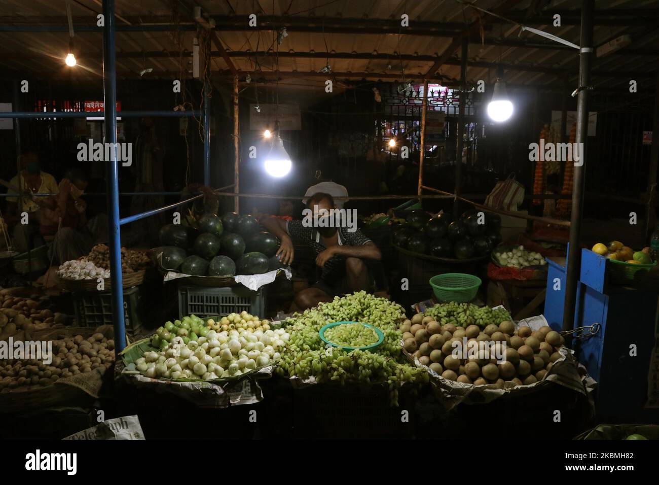 Am 17. April 2020 wartet ein Obsthändler auf seine Kunden an den Ständen am Straßenrand, während er in Kalkutta, Indien, gesperrt wurde. Der indische Premierminister Narendra Modi hat am Dienstag die weltweit größte Blockierung des Coronavirus verlängert, um den Höhepunkt der Epidemie zu erreichen, wobei Beamte rasten, um die verlorene Zeit aufzuholen. (Foto von Debajyoti Chakraborty/NurPhoto) Stockfoto