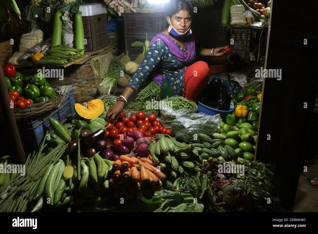 Eine Verkäuferin wartet während einer Sperre in Kalkutta, Indien, am 17. April 2020 auf Kunden. Der indische Premierminister Narendra Modi hat am Dienstag die weltweit größte Blockierung des Coronavirus verlängert, um den Höhepunkt der Epidemie zu erreichen, wobei Beamte rasten, um die verlorene Zeit aufzuholen. (Foto von Debajyoti Chakraborty/NurPhoto) Stockfoto