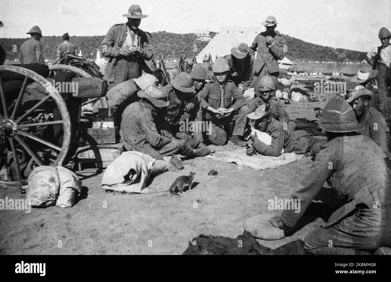 Britische und Commonwealth-Soldaten entspannen sich während des Burenkrieges. Stockfoto