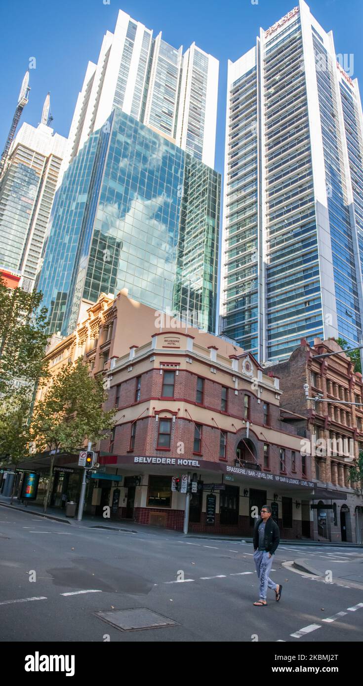 Sydneysider hat gesehen, wie er am 18. April 2020 in Sydney, Australien, die verlassene Straße inmitten der COVID-19-Sperre im Geschäftsviertel von Sydney überquerte. (Foto von Izhar Khan/NurPhoto) Stockfoto