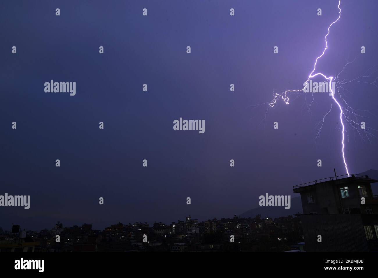 Blitze erleuchten den Himmel während eines Gewitters über Kirtipur, Kathmandu, Nepal am Samstag, den 18. April 2020. (Foto von Narayan Maharjan/NurPhoto) Stockfoto