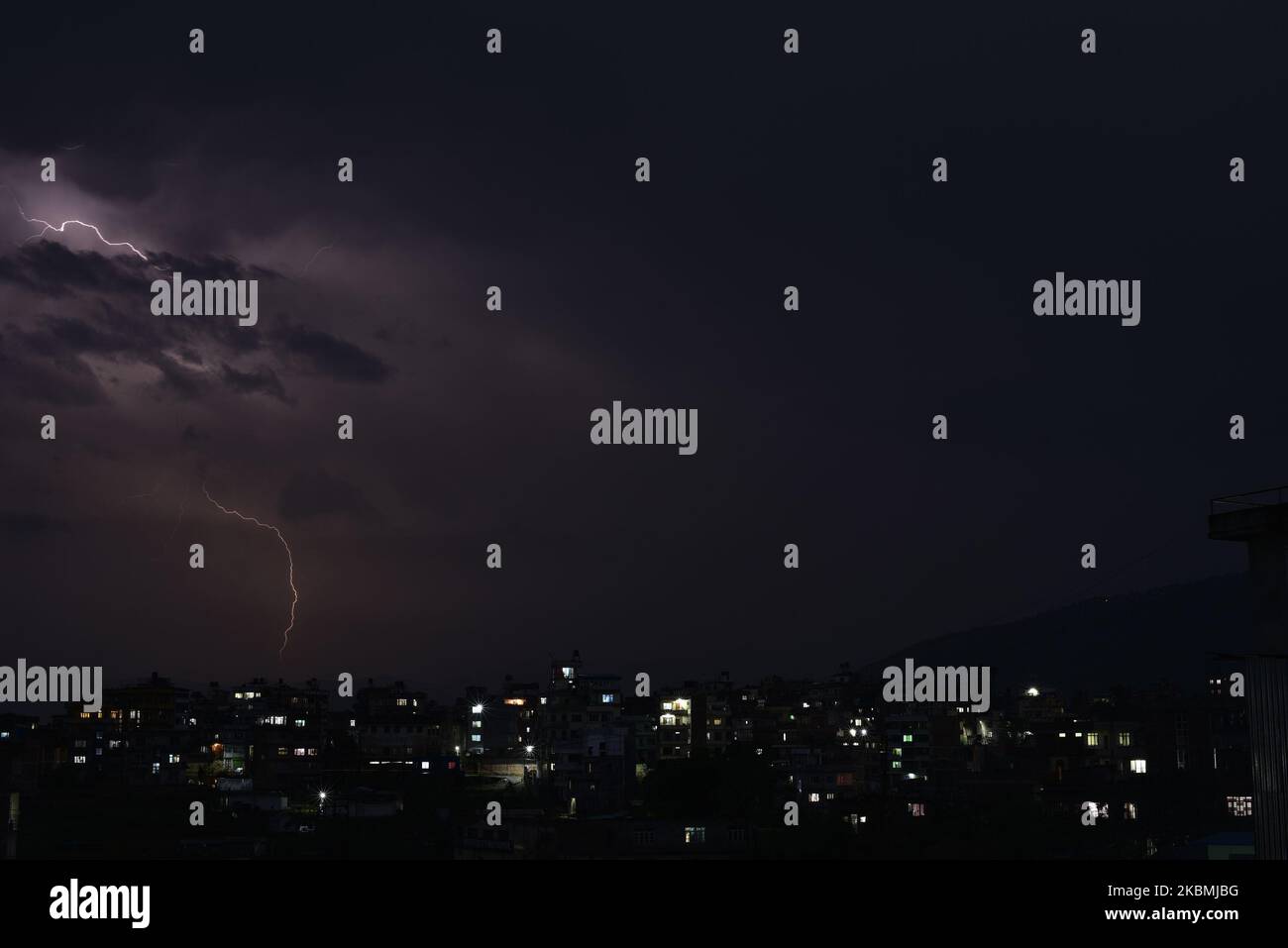 Blitze erleuchten den Himmel während eines Gewitters über Kirtipur, Kathmandu, Nepal am Samstag, den 18. April 2020. (Foto von Narayan Maharjan/NurPhoto) Stockfoto