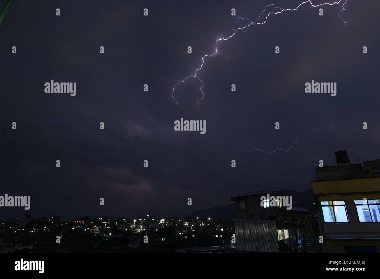 Blitze erleuchten den Himmel während eines Gewitters über Kirtipur, Kathmandu, Nepal am Samstag, den 18. April 2020. (Foto von Narayan Maharjan/NurPhoto) Stockfoto