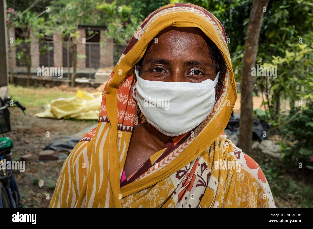 Einige arme Wanderarbeiter wurden am 18. April 2020 in Tehatta, Westbengalen, Indien, erleichtert. Die Coronavirus- oder COVID-19-Pandemie hat sich in mindestens 170 Ländern ausgebreitet. Die westbengalische Regierung hat sieben ihrer Gebiete als „Hotspots“ der Coronavirus-Infektion identifiziert, Tehatta (Westbengalen, Indien) ist einer von ihnen. (Foto von Soumyabrata Roy/NurPhoto) Stockfoto