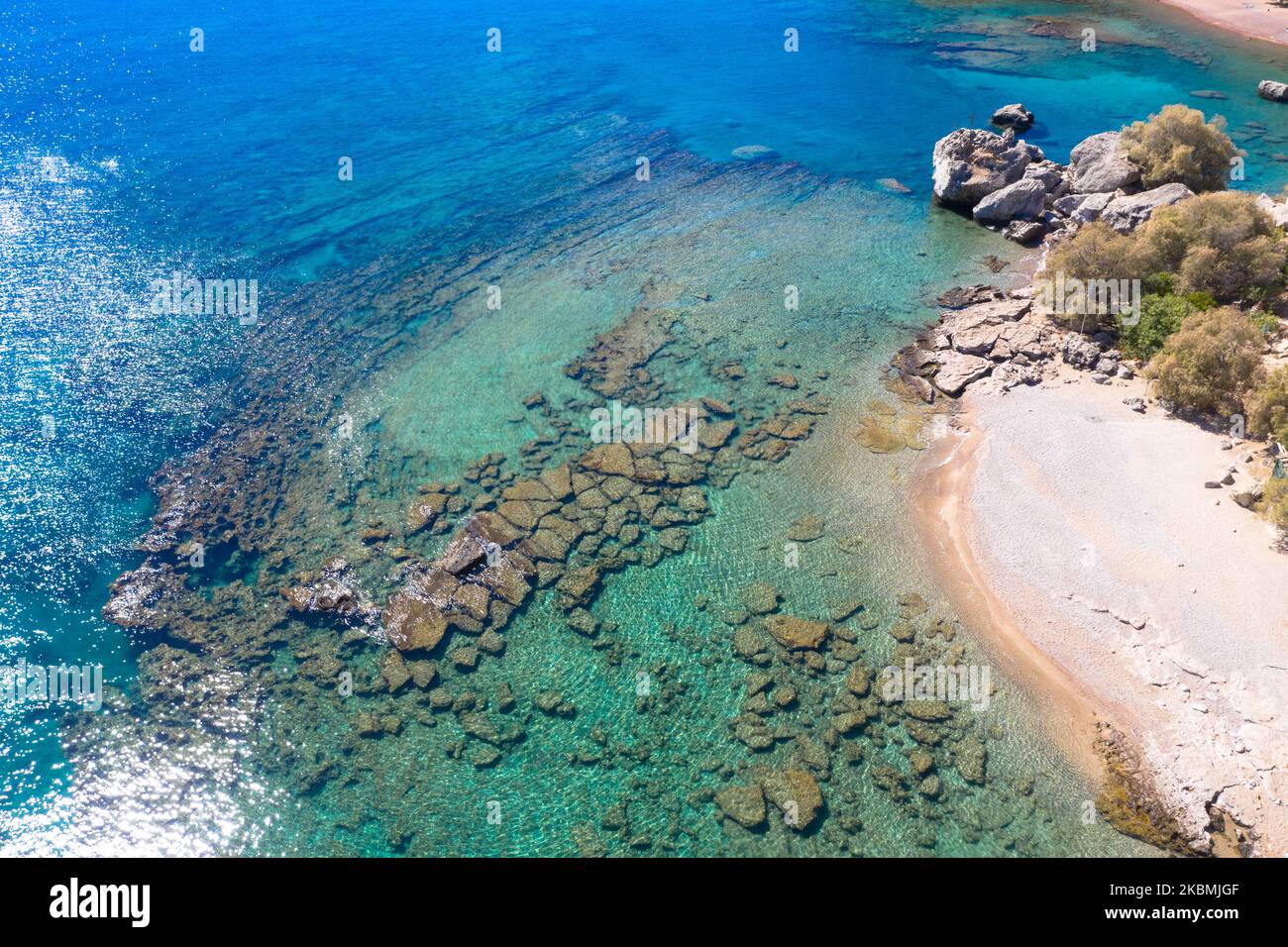 Drohnenfotografie einer ruhigen Felsküste und eines wunderschönen türkisfarbenen Wassers. Mittelmeer, Insel Rhodos, Griechenland. Stockfoto