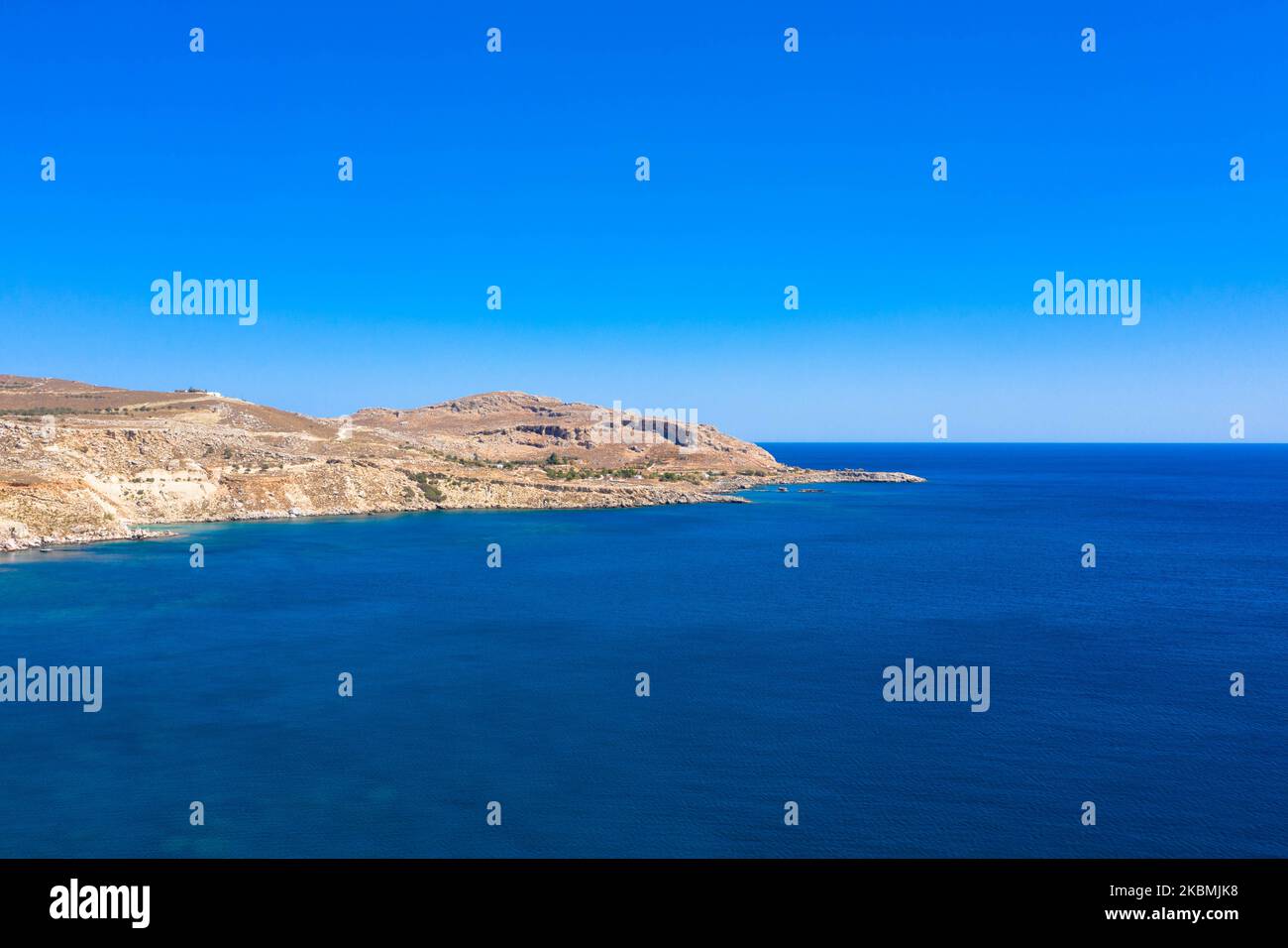 Drohnenfotografie einer ruhigen Felsküste und eines wunderschönen türkisfarbenen Wassers. Mittelmeer, Insel Rhodos, Griechenland. Stockfoto