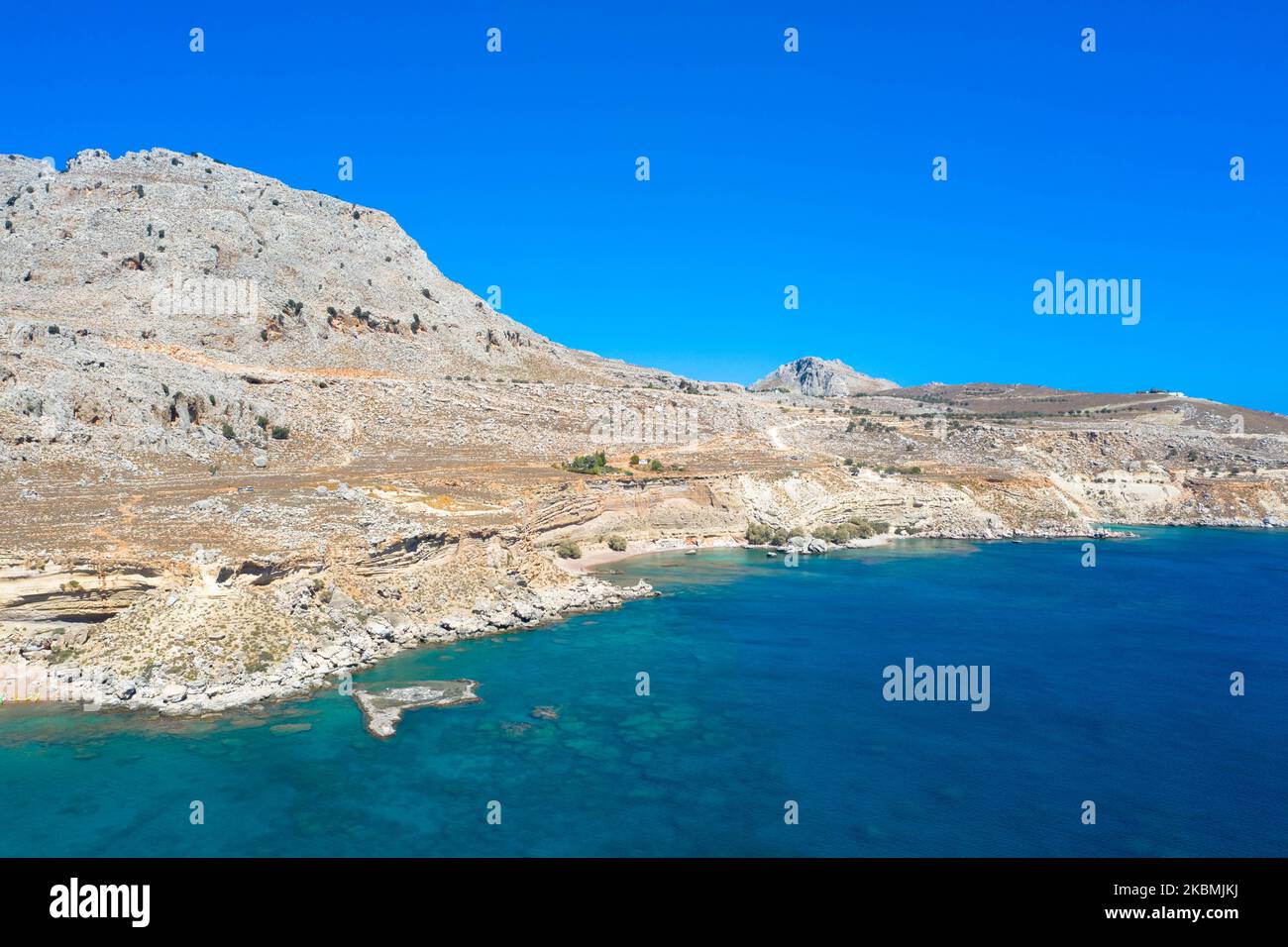 Drohnenfotografie einer ruhigen Felsküste und eines wunderschönen türkisfarbenen Wassers. Mittelmeer, Insel Rhodos, Griechenland. Stockfoto