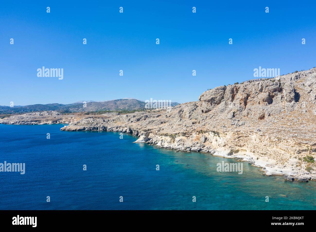 Drohnenfotografie einer ruhigen Felsküste und eines wunderschönen türkisfarbenen Wassers. Mittelmeer, Insel Rhodos, Griechenland. Stockfoto