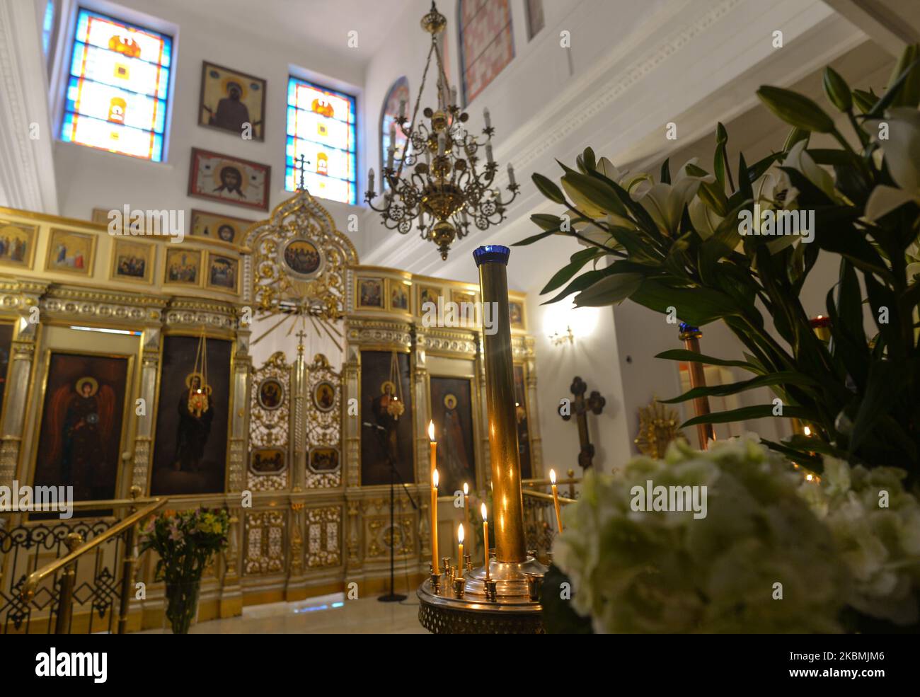 Innenansicht der orthodoxen Kirche Mariä Himmelfahrt in Krakau am Karsamstag. Die jährliche traditionelle Segnung der Osterkörbe findet statt, aber ohne dass Menschen den Segen aufgrund der Coronavirus-Krisen unterstützen. Am Samstag, den 18. April 2020, in Krakau, Woiwodschaft Kleinpolen, Polen. (Foto von Artur Widak/NurPhoto) Stockfoto