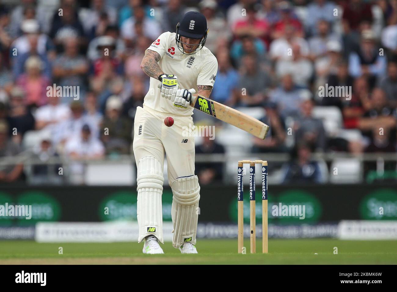 Ben Stokes aus England hat am Freitag, den 25.. August 2017, beim Investec-Testspiel 2. zwischen England und Westindien in Headingley, Leeds, geschlagen (Foto: Mark Fletcher/MI News/NurPhoto) Stockfoto