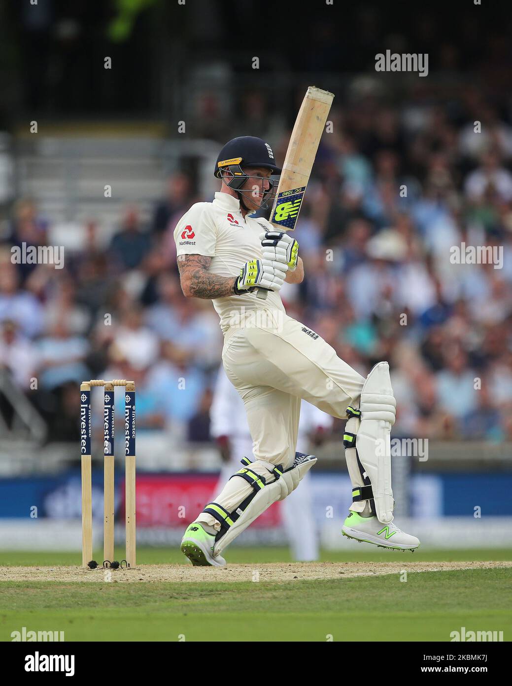 Ben Stokes aus England hat am Freitag, den 25.. August 2017, beim Investec-Testspiel 2. zwischen England und Westindien in Headingley, Leeds, geschlagen (Foto: Mark Fletcher/MI News/NurPhoto) Stockfoto