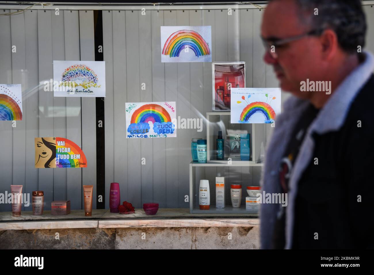 Zeichnungen von Kindern mit der Botschaft: Alles wird in Ordnung sein, werden in den Geschäftsfenstern in Caiscais, Portugal, Portugal, April 19, 2020. Während der Notstandszeit aufgrund von COVID-19 verstärkt Portugal seine Gesundheitsmaßnahmen, um weitere Ausbrüche zu verhindern. Die obligatorische Verwendung von Schutzmasken und das vorübergehende Schneiden von Stränden und öffentlichen Bereichen sind Teil der neuen Maßnahmen zur Eindämmung der Pandemie. (Foto von Jorge Mantilla/NurPhoto) Stockfoto