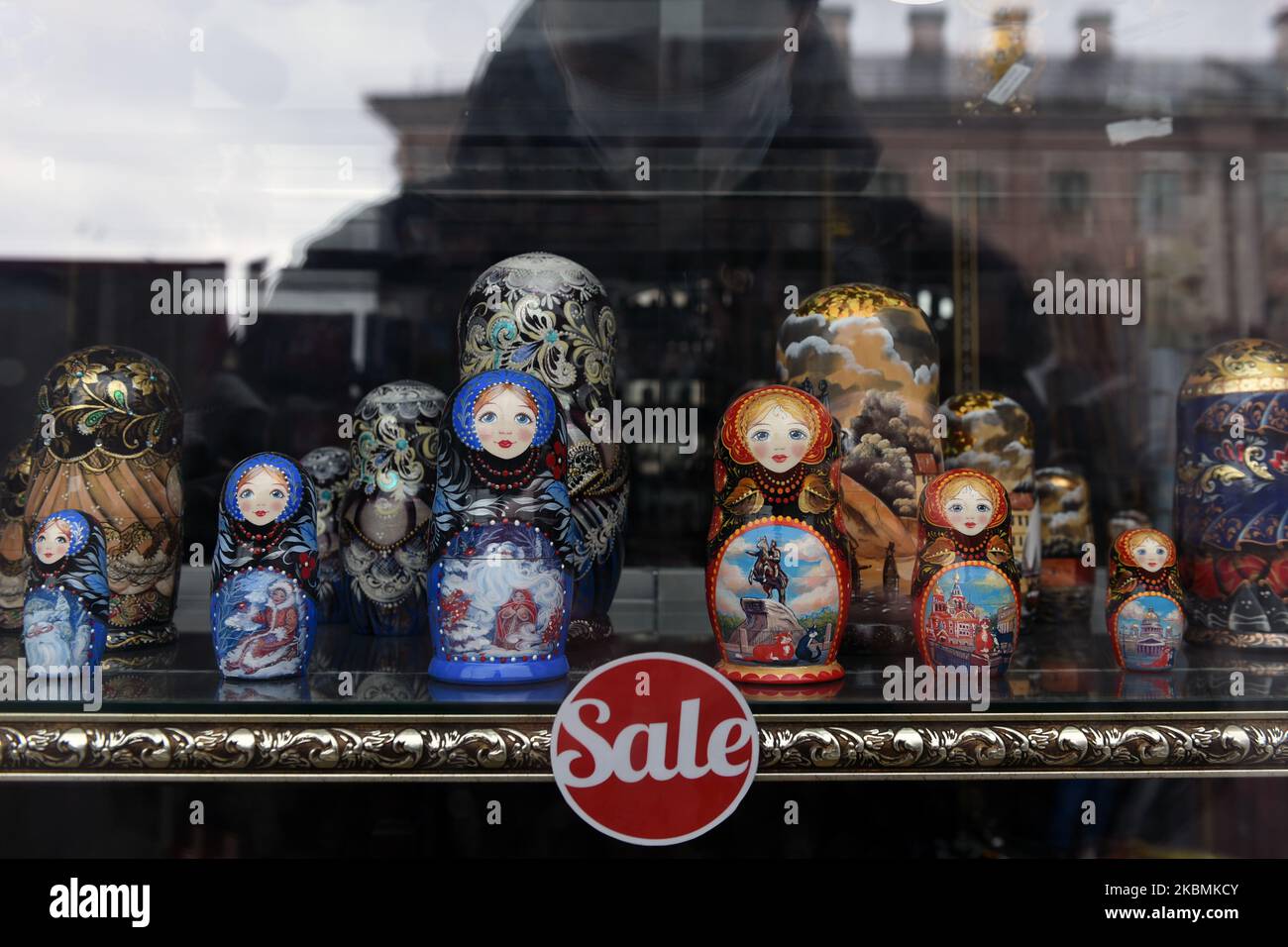 Matroschka-Puppen in einem geschlossenen Geschäft in Sankt Petersburg, Russland, am 19. April 2020. Alle Tage bis zum 30. April wurden von Präsident Wladimir Putin von den Arbeitstagen erklärt. (Foto von Sergey Nikolaev/NurPhoto) Stockfoto