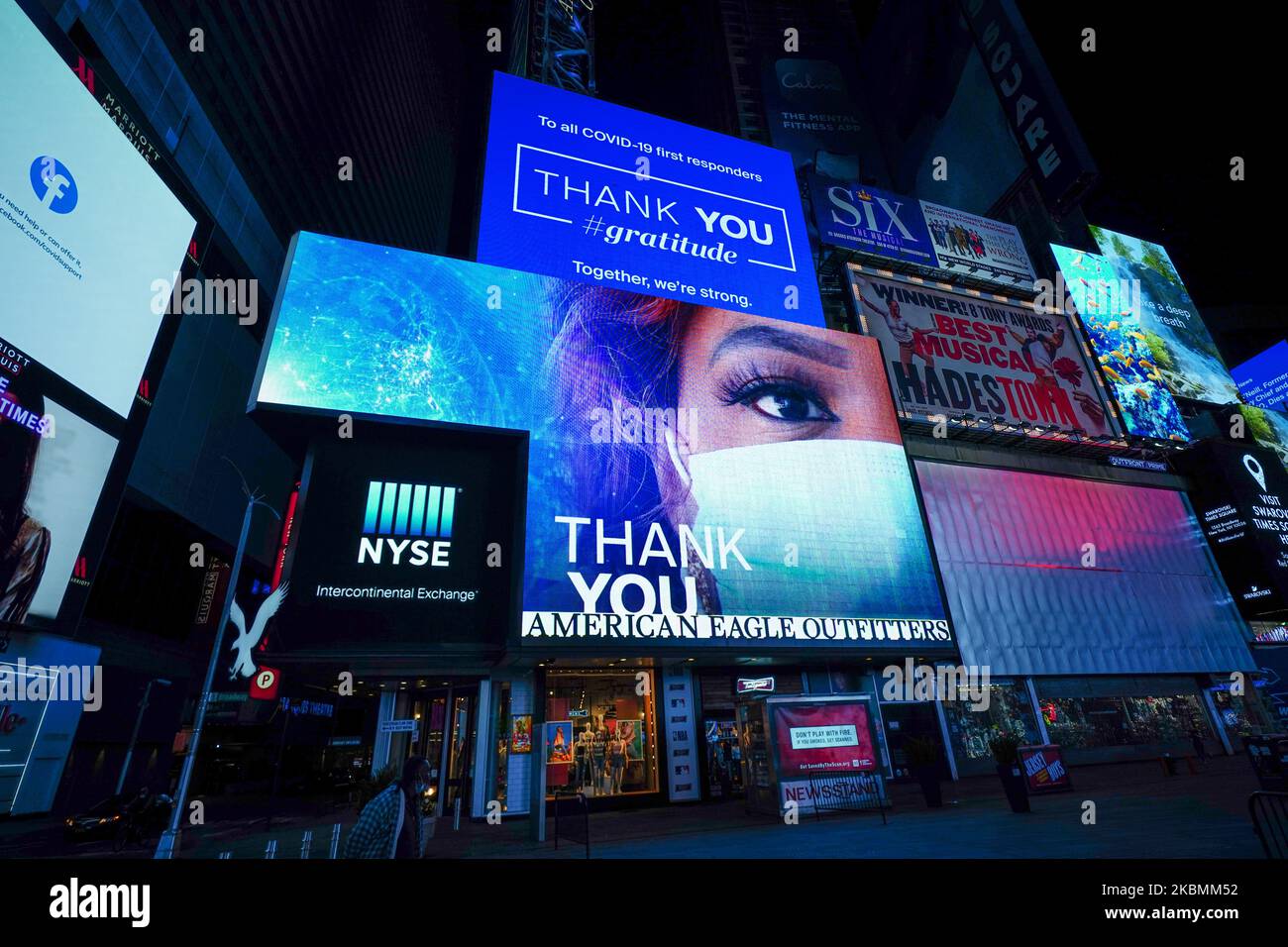 Ein Blick auf digitale Werbetafeln, die wichtigen Arbeitern danken, wie sie am Times Square, New York City, USA, während der Coronavirus-Pandemie am 19. April 2020 gesehen wurden. (Foto von John Nacion/NurPhoto) Stockfoto