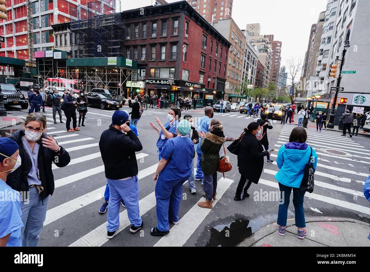 Die New Yorker applaudieren medizinischen Mitarbeitern und NYPD-Beamten des Lennox-Krankenhauses in New York City, USA, während der Coronavirus-Pandemie am 19. April 2020. (Foto von John Nacion/NurPhoto) Stockfoto