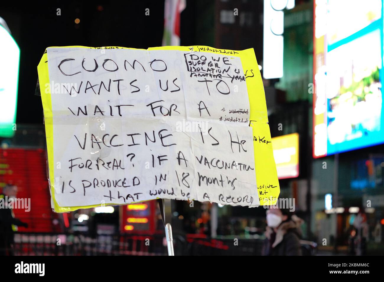 Ein Blick auf einen einfachen Protestierenden am Times Square, New York City, USA, während der Coronavirus-Pandemie am 19. April 2020. (Foto von John Nacion/NurPhoto) Stockfoto