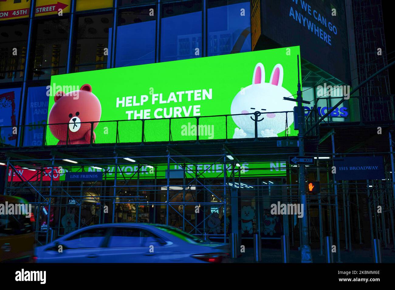 Ein Blick auf digitale Werbetafeln, die wichtigen Arbeitern danken, wie sie am Times Square, New York City, USA, während der Coronavirus-Pandemie am 19. April 2020 gesehen wurden. (Foto von John Nacion/NurPhoto) Stockfoto