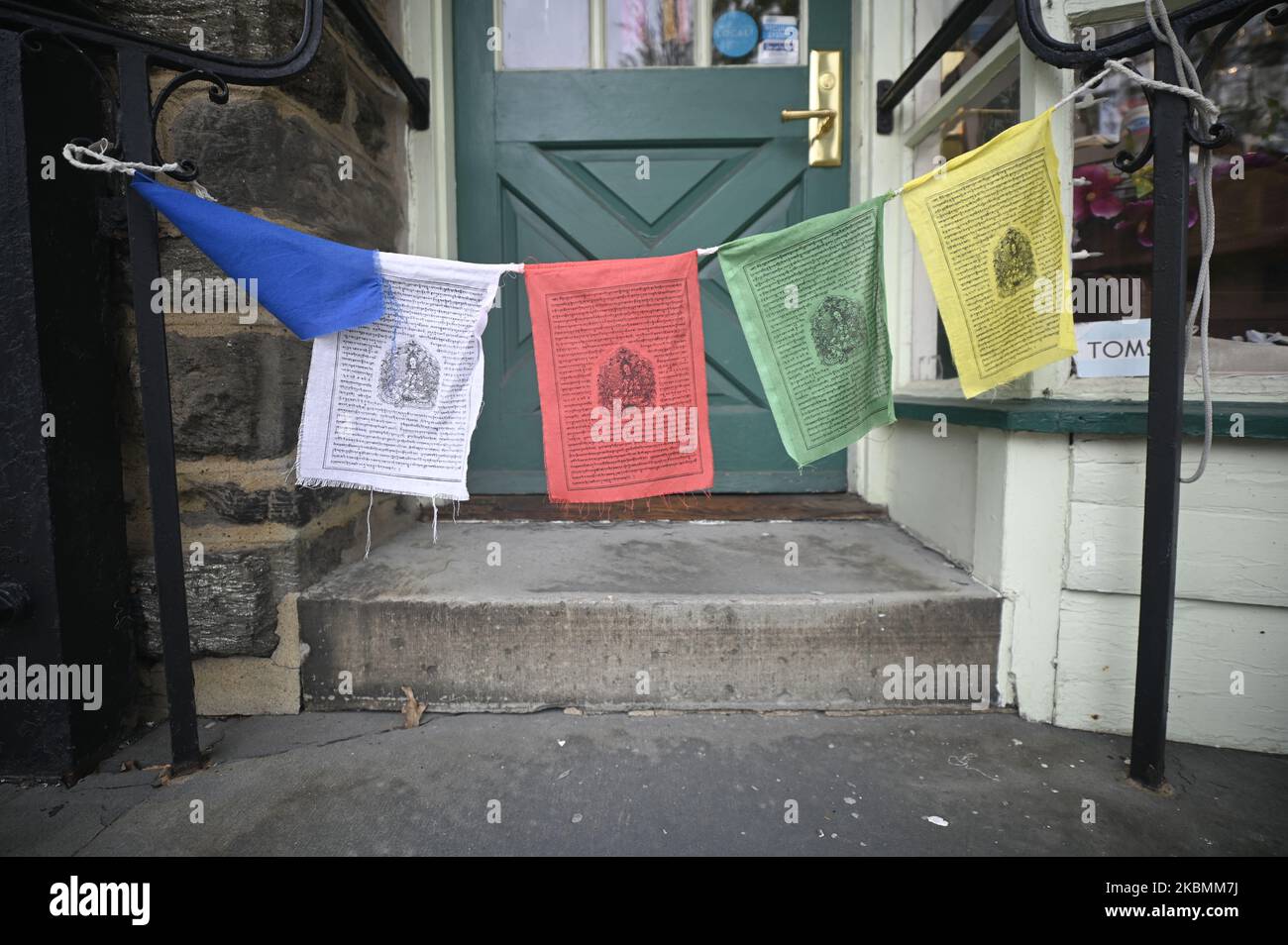 Tibetische Gebetsfahnen werden am 20. April 2020 in einem geschlossenen Einzelhandelsgeschäft im Boutique-Stil auf der Germantown Avenue im Stadtteil Chestnut Hill in Philadelphia, PA, als Schranken für eine Umschalt-Umschalt verwendet. Diese Woche wird der Gesichtsschutz von den staatlichen Behörden erweitert, da alle Shop-Mitarbeiter und Kunden von den staatlichen Behörden angewiesen werden, P.P.E. auf dem Gelände von Einzelhandelsstandorten zu tragen, die als wesentlich erachtet werden. (Foto von Bastiaan Slabbers/NurPhoto) Stockfoto