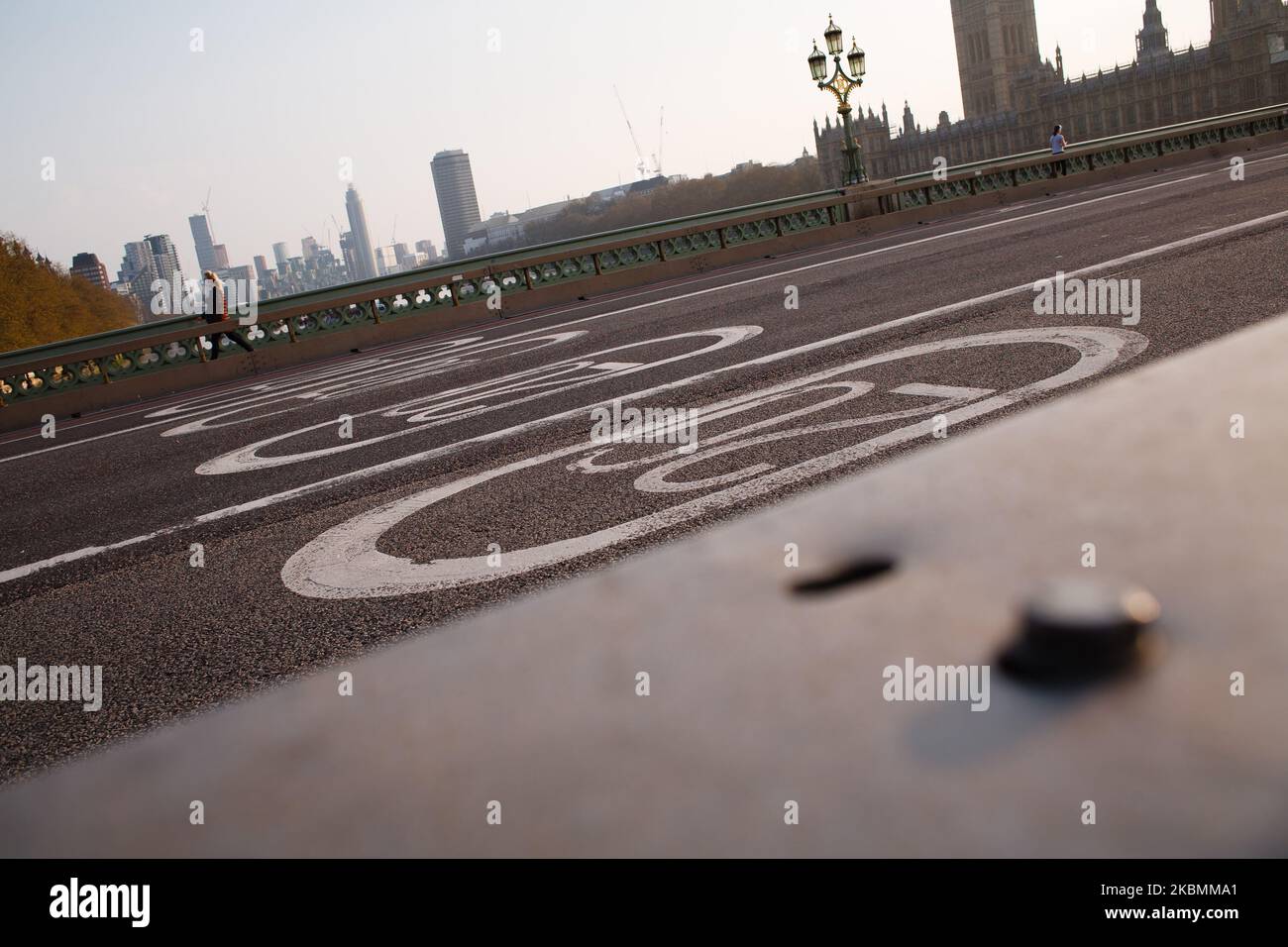 Fußgänger gehen am 8. April 2020 über eine nahe verlassene Westminster Bridge in London, England. Da das Land seinen Covid-19-Coronavirus-„Höhepunkt“ für eine weitere Woche oder länger nicht erreichen wird, wird erwartet, dass sich die derzeitigen Sperrbedingungen in ganz Großbritannien in den kommenden Tagen nach dem bevorstehenden Ende, am kommenden Montag, Der ursprünglich verhängten dreiwöchigen Restriktionen. Der Außenminister Dominic Raab soll sich auf der täglichen Pressekonferenz am Donnerstag mit dieser Angelegenheit befassen. Raab ist derzeit im Amt des Premierministers Boris Johnson, der die Tests durchgeführt hat Stockfoto