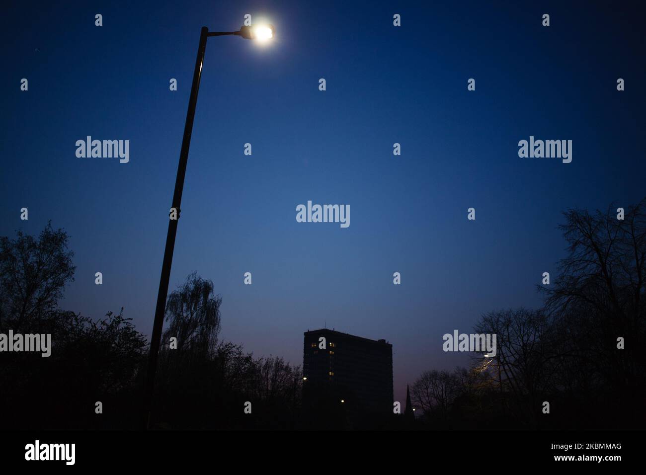 Das Royal Lancaster Hotel, in nahezu totaler Dunkelheit, steht gleich hinter den Kensington Gardens, wenn am 8. April 2020 in London, England, die Nacht einbricht. Da das Land seinen Covid-19-Coronavirus-„Höhepunkt“ für eine weitere Woche oder länger nicht erreichen wird, wird erwartet, dass sich die derzeitigen Sperrbedingungen in ganz Großbritannien in den kommenden Tagen nach dem bevorstehenden Ende, am kommenden Montag, Der ursprünglich verhängten dreiwöchigen Restriktionen. Der Außenminister Dominic Raab soll sich auf der täglichen Pressekonferenz am Donnerstag mit dieser Angelegenheit befassen. Raab ist derzeit in Vertretung Stockfoto