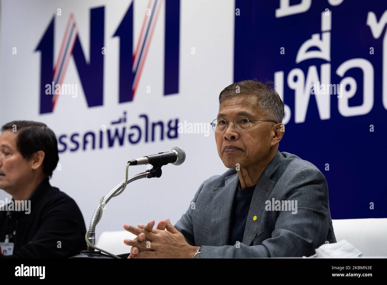 Watana Muangsook, Mitglied des Strategiekomitees der Phebu Thai Party, spricht während der Pressekonferenz zur Frage der staatlichen Kredite zur Lösung der Epidemie am 21. April 2020 im Hauptquartier der Phebu Thai Party in Bangkok, Thailand, mit den Medien. (Foto von Vachira Vachira/NurPhoto) Stockfoto