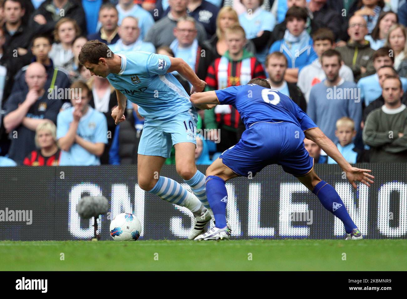 Edin Dzeko von Manchester City kämpft mit Evertons Phil Jagielka während des Premier League-Spiels zwischen Manchester City und Everton am Samstag, dem 24.. September 2011, im Etihad Stadiun in Manchester. (Foto von Eddit Garvey/MI News/NurPhoto) Stockfoto