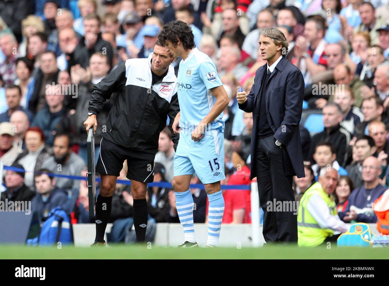 Roberto Mancini, Manchester City Manager, gibt Anweisungen, Stefan Savic zu ersetzen, als er das Feld während des Premier League-Spiels zwischen Manchester City und Everton im Etihad Stadiun, Manchester, am Samstag, 24.. September 2011, einnimmt. (Foto von Eddit Garvey/MI News/NurPhoto) Stockfoto