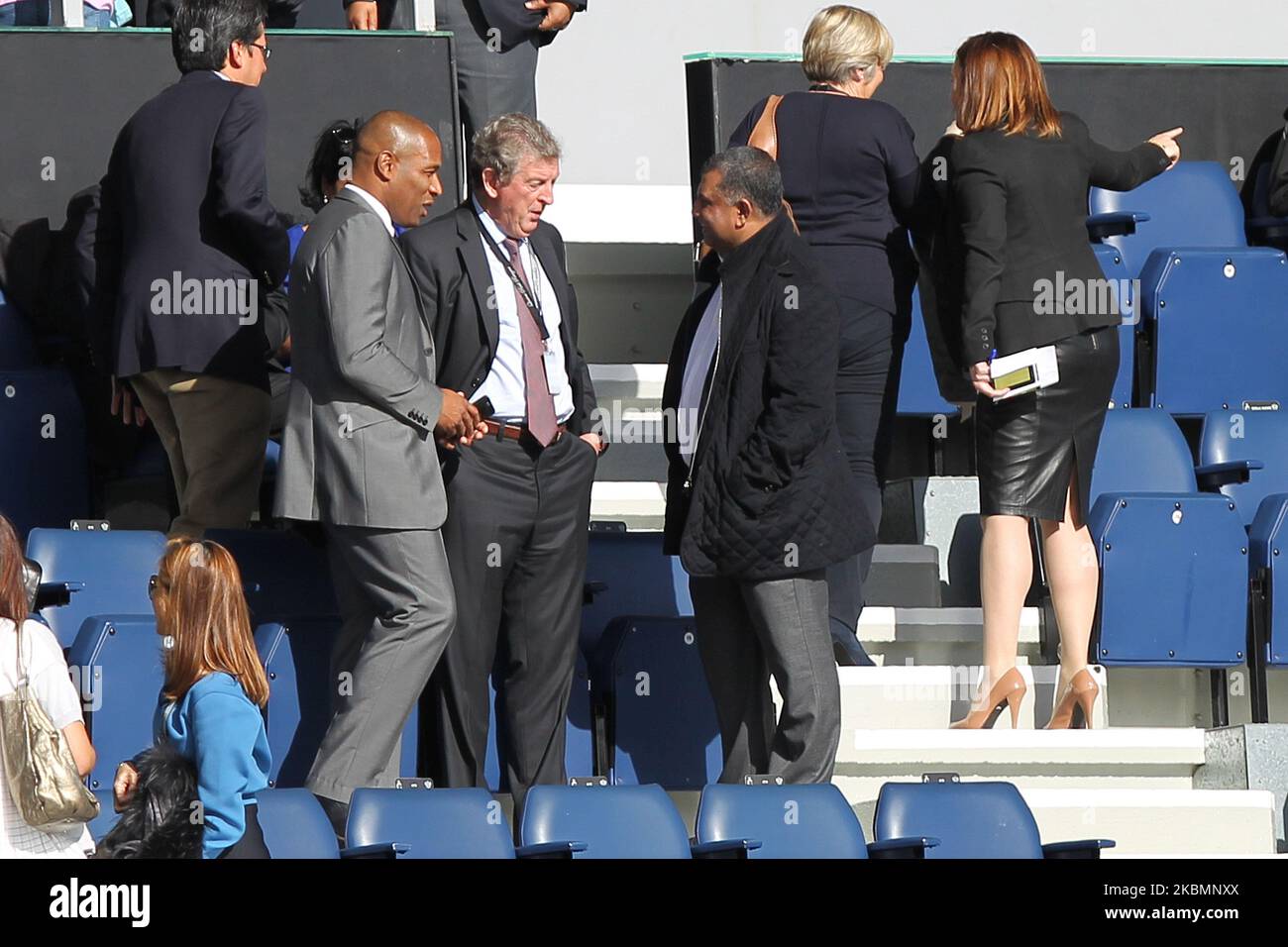 England-Manager Roy Hodgson, Les Ferdinand im Gespräch mit QPR-Vorsitzender Tony Fernandes während des Barclays Premier League-Spiels zwischen Queens Park Rangers und Liverpool in der Loftus Road, London am Sonntag, 19. 2014. Oktober (Foto by MI News/NurPhoto) Stockfoto