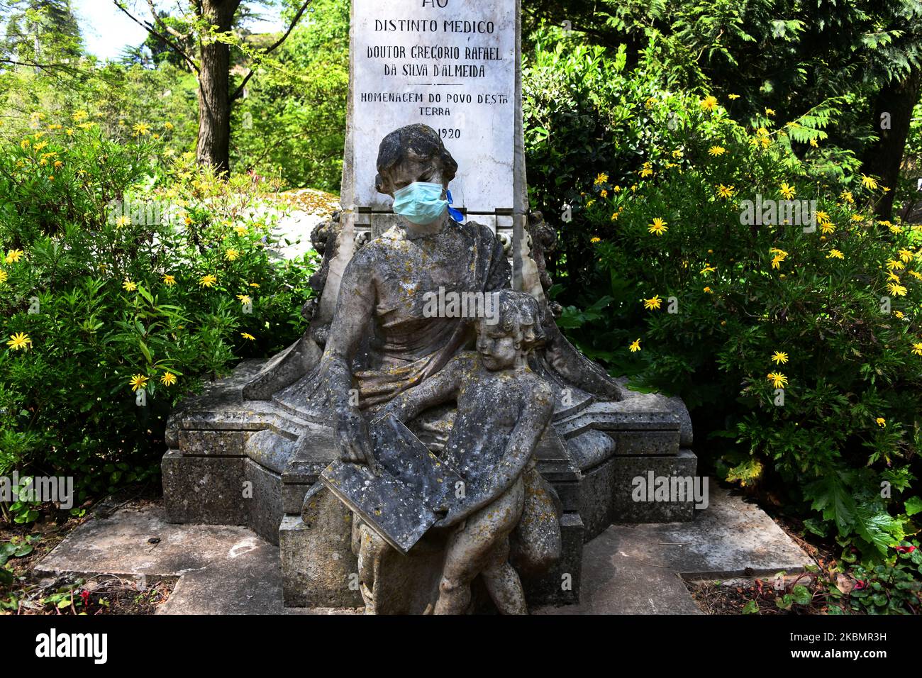 Eine Statue, die auf medizinische Arbeiten anspielt, trägt eine Schutzmaske in Sintra, 22. April 2020. Die Verwüstung der COVID-19-Pandemie hat den Tourismus erschüttert, einer der wichtigsten Pfeiler der portugiesischen Wirtschaft. Die Pandemie hat den Tourismussektor „auf äußerst gewalttätige Weise“ angegriffen, so die Aussagen der politischen Führer der lusitanischen Nation. Die Arbeitsministerin gab bekannt, dass ihr Ministerium mehr als 1.400 Anträge auf vereinfachte Entlassung erhalten habe, die es Unternehmen ermöglichen, Arbeitsverträge auszusetzen oder die Arbeitszeit der Mitarbeiter zu reduzieren. (Foto von Jorge Mantilla/NurPhoto) Stockfoto
