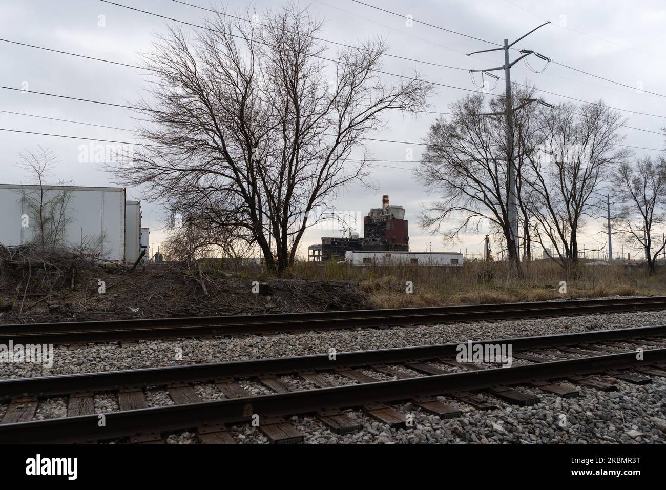 Ein Blick auf das Shuttered Crawford Power Generating Station aus dem Little Village Viertel in Chicago am Earth Day, 22. April 2020. Der Standort Crawford, der sich jetzt im Besitz von Hilco ReeDevelopment Partners befindet, wird immer mehr kritisiert, nachdem ein Abriss eines Rauchschemas dort Anfang April während der COVID-19-Pandemie die umliegende Nachbarschaft mit Staub überschüttet hat. (Foto von Max Herman/NurPhoto) Stockfoto