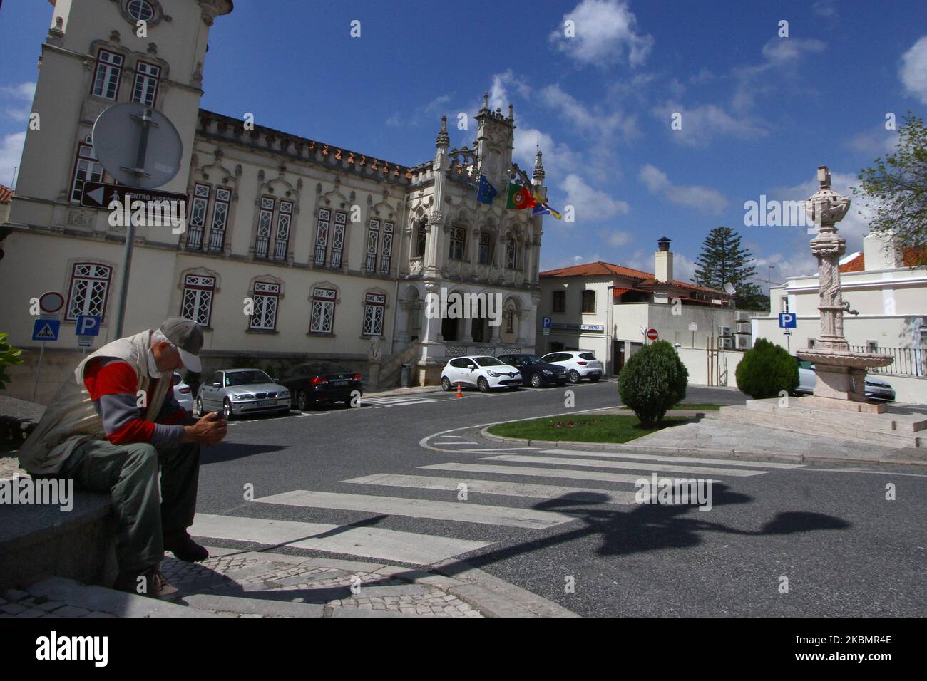 Die touristischen Stätten in der Stadt Sintra sind aufgrund der von der Regierung verhängten Quarantäne, um die Ausbreitung von COVID-19 zu verhindern, weiterhin leer. 22. April 2020. Die Verwüstung der COVID-19-Pandemie hat den Tourismus erschüttert, einer der wichtigsten Pfeiler der portugiesischen Wirtschaft. Die Pandemie hat den Tourismussektor „auf äußerst gewalttätige Weise“ angegriffen, so die Aussagen der politischen Führer der lusitanischen Nation. Die Arbeitsministerin gab bekannt, dass ihr Ministerium mehr als 1.400 Anträge auf vereinfachte Entlassung erhalten habe, was es Unternehmen ermöglicht, Arbeitsverträge auszusetzen oder die Zahl der Beschäftigten zu verringern Stockfoto