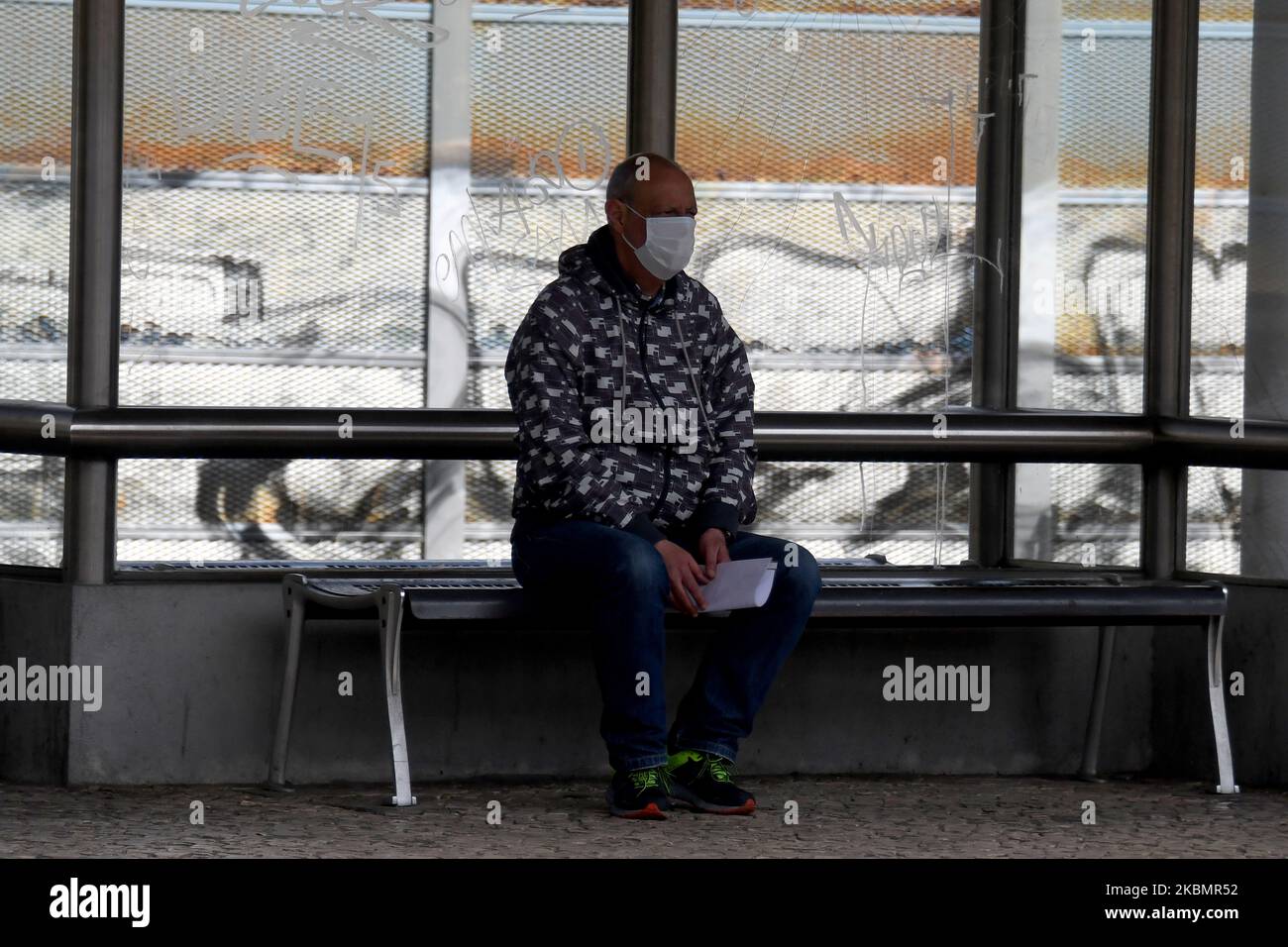 Ein Mann mit einer Maske steht um den Bahnhof von Sintra, 22. April 2020. Die Verwüstung der COVID-19-Pandemie hat den Tourismus erschüttert, einer der wichtigsten Pfeiler der portugiesischen Wirtschaft. Die Pandemie hat den Tourismussektor „auf äußerst gewalttätige Weise“ angegriffen, so die Aussagen der politischen Führer der lusitanischen Nation. Die Arbeitsministerin gab bekannt, dass ihr Ministerium mehr als 1.400 Anträge auf vereinfachte Entlassung erhalten habe, die es Unternehmen ermöglichen, Arbeitsverträge auszusetzen oder die Arbeitszeit der Mitarbeiter zu reduzieren. (Foto von Jorge Mantilla/NurPhoto) Stockfoto