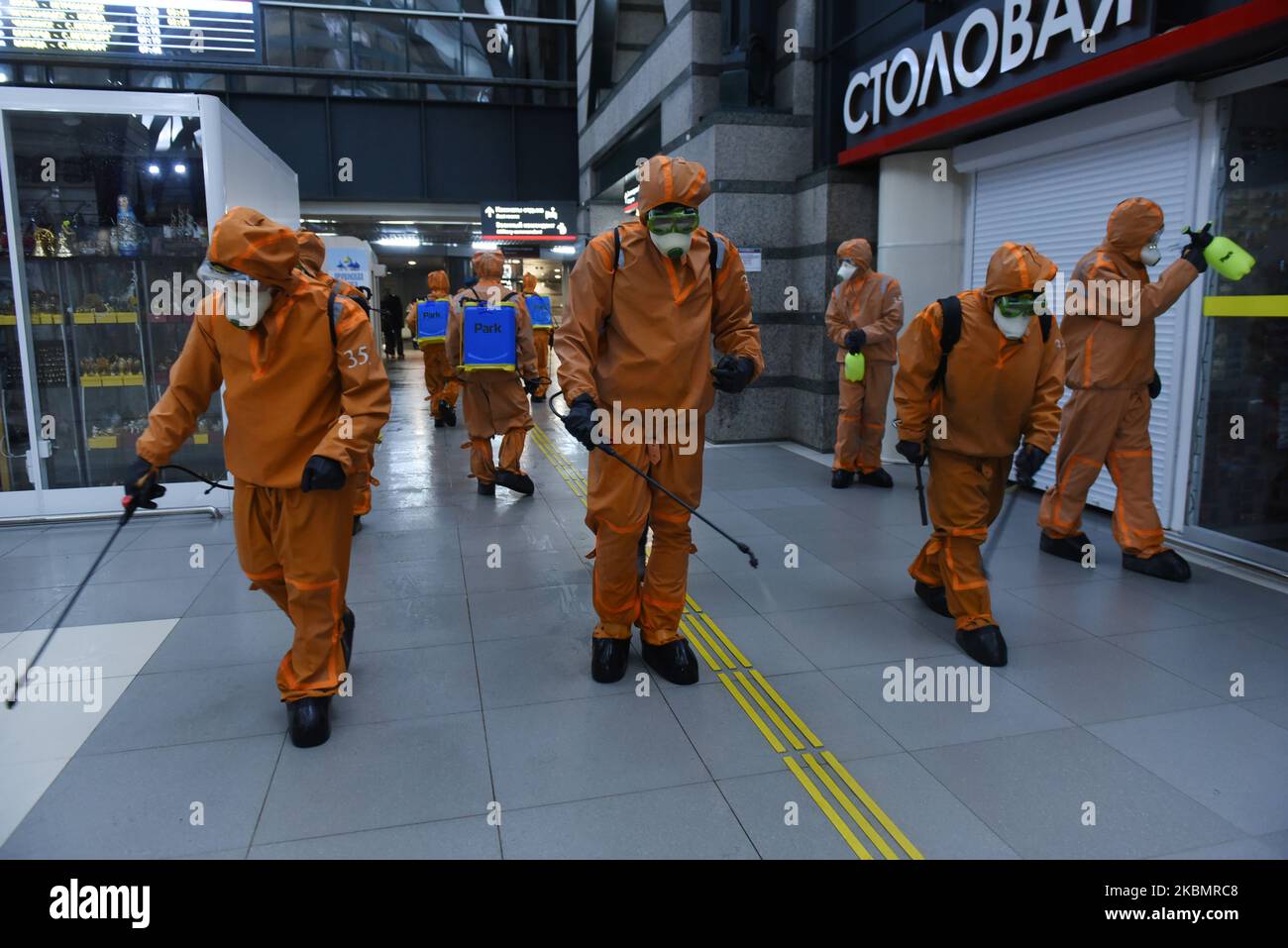 Ein EMERCOM-Mitarbeiter in einer Schutzklage führt am 23. April 2020 in Sankt Petersburg, Russland, Desinfektionsverfahren am Bahnhof Ladozhsky im Zuge der laufenden COVID-19-Pandemie durch. (Foto von Sergey Nikolaev/NurPhoto) Stockfoto