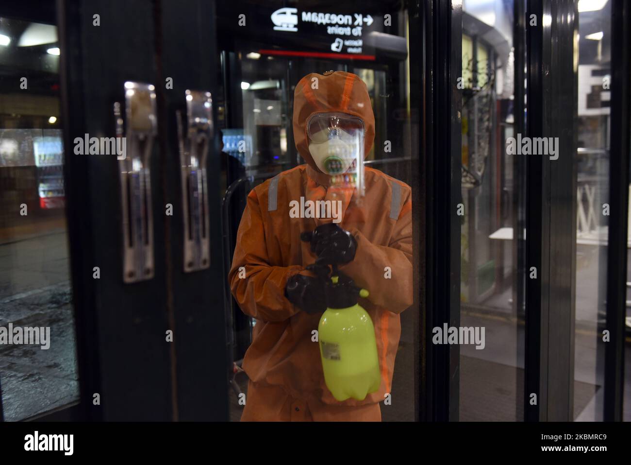 Ein EMERCOM-Mitarbeiter in einer Schutzklage führt am 23. April 2020 in Sankt Petersburg, Russland, Desinfektionsverfahren am Bahnhof Ladozhsky im Zuge der laufenden COVID-19-Pandemie durch. (Foto von Sergey Nikolaev/NurPhoto) Stockfoto