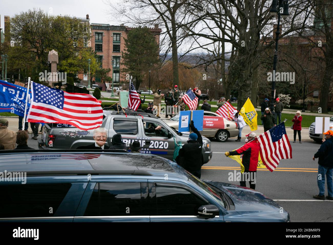 Hunderte von Demonstranten versammelten sich am 22. April 2020 vor den Gebäuden des New Yorker State Capitol, USA, um zu fordern, dass Gouverneur Cuomo die Sperre des Staates aufhebt und die Wirtschaft wieder ankurbeln lässt. Gouverneur Andrew Cuomo bat diejenigen, die gegen seinen Aufenthaltsbefehl protestierten, um zu verstehen, dass sie die Gesundheit anderer, nicht nur sich selbst, berücksichtigen mussten. ''Ihr habt eine Verantwortung mir gegenüber. Es geht nicht nur um dich. Es geht um Ich auch. Es geht um uns.“ (Foto von Karla Ann Cote/NurPhoto) Stockfoto