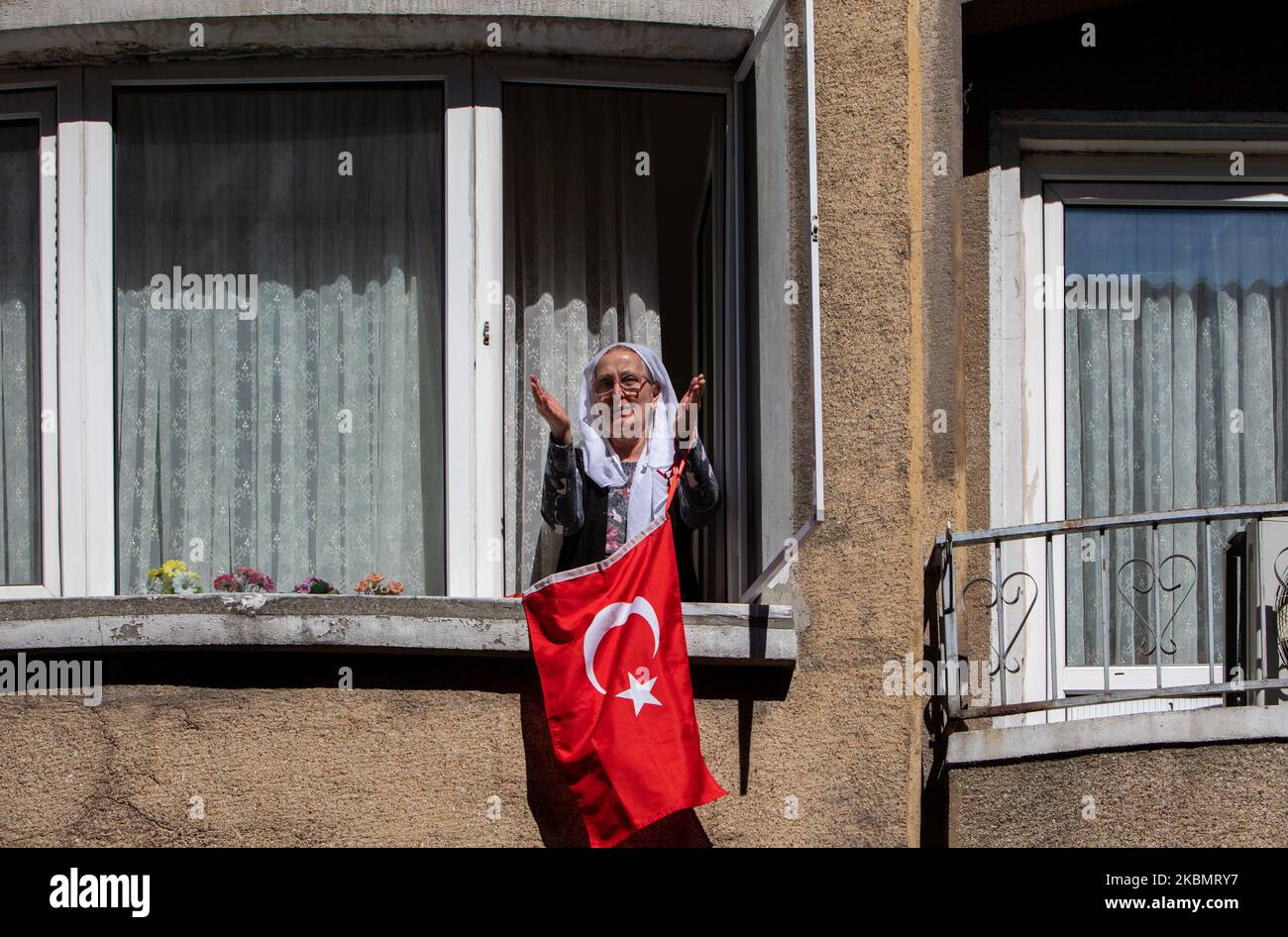 Am 23. April 2020 fand in Istanbul, Türkei, unter Quarantäne des Coronavirus die Feier zum Nationalen Souveränitäts- und Kindertag der Türkei statt. Die Gemeinde Kadikoy organisierte mehrere Online-Veranstaltungen, flog Luftballons und arrangierte Busse, um auf den Straßen des Bezirks zu Touren und Lieder zu spielen, um Menschen und Kinder anzufeuern. (Foto von Erhan Demirtas/NurPhoto) Stockfoto