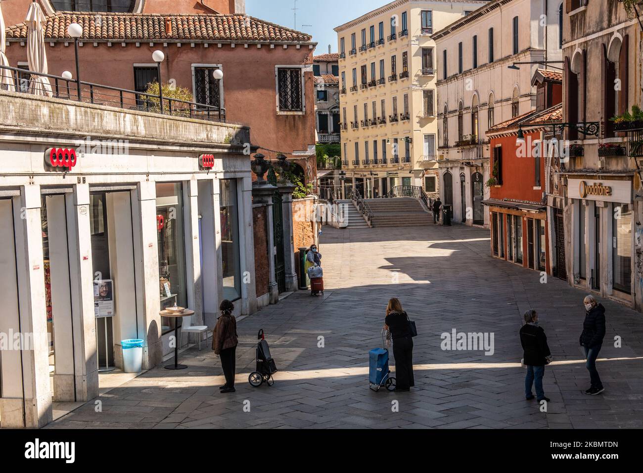 Der Eingang eines Supermarkts in Cannaregio, Venedig. Am 23. April 2020 warten Leute draußen darauf, mit einer Entfernung von 1 m einzusteigen, um mögliche Kontakte zu vermeiden. (Foto von Giacomo Cosua/NurPhoto) Stockfoto