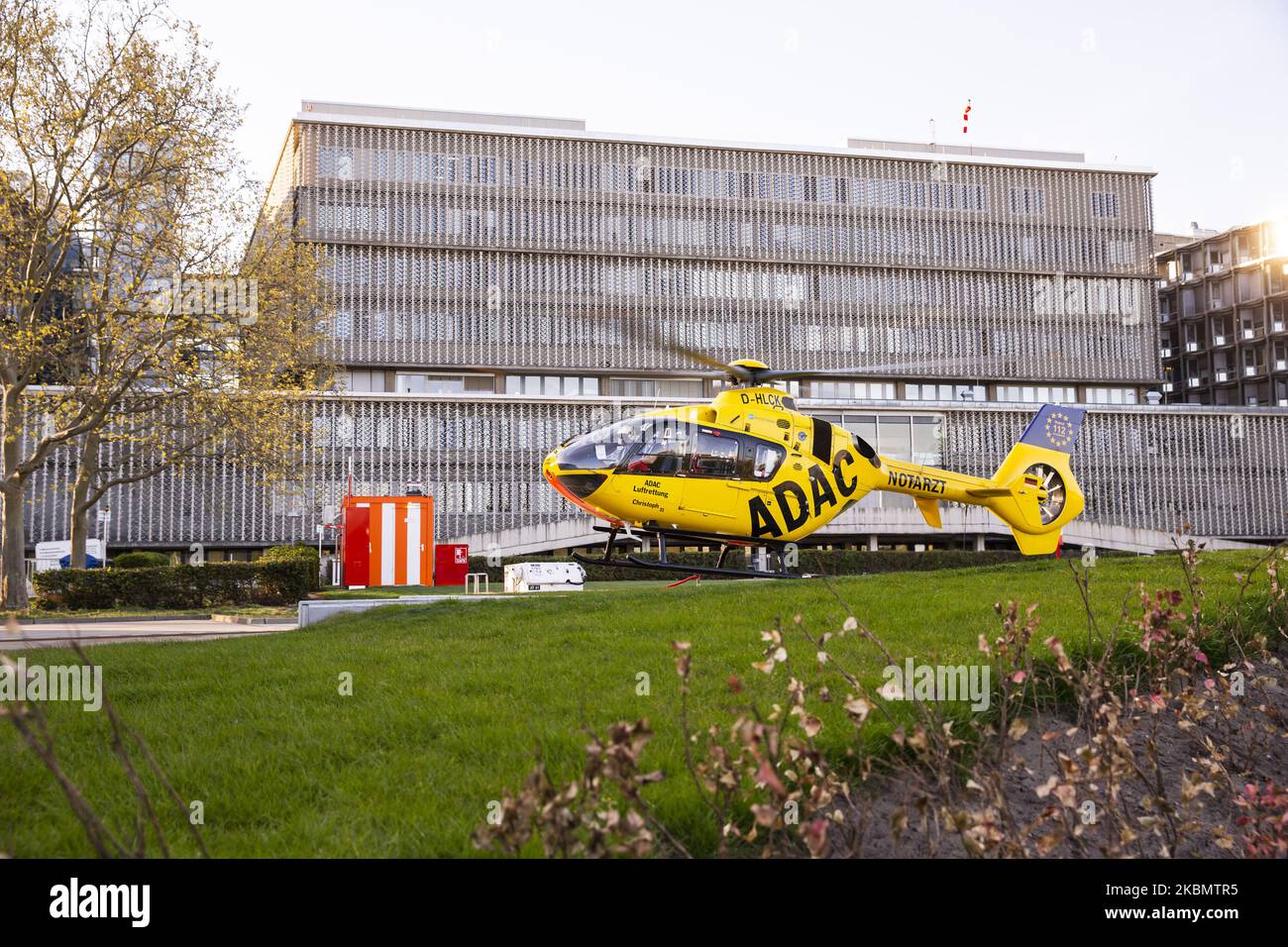 Am 23. April 2020 wird in Berlin ein Hubschrauber des Rettungsdienstes des ADAC (Deutscher Automobilclub) abgebildet. (Foto von Emmanuele Contini/NurPhoto) Stockfoto