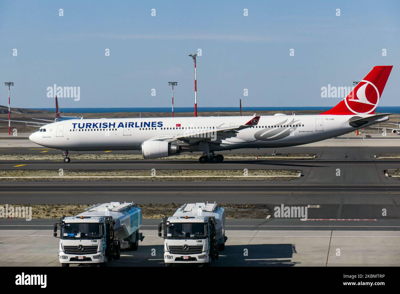 Turkish Airlines Airbus A330 Großraumflugzeuge, wie sie tagsüber auf dem  Istanbul New Airport rollten - IST LTFM in der Türkei. Das  Langstreckenflugzeug A330-303 oder A333 hat die Zulassung TC-LNE, 2x  GE-Triebwerke und