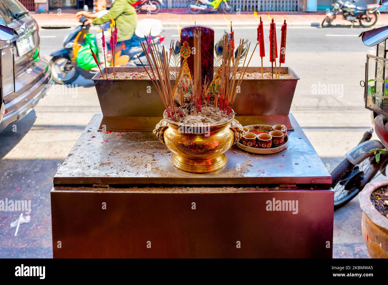 Kleiner Altar in den Straßen von Chinatown, Bangkok, Thailand Stockfoto