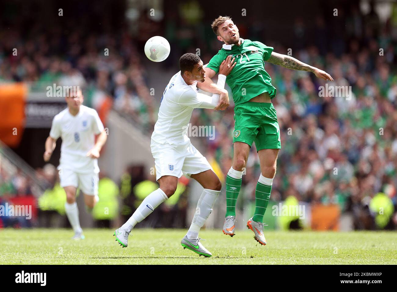 Chris Smalling von England kämpft mit Daryl Murphy von Irland während des Internationalen Freundschaftsspiel zwischen der Republik Irland und England im Aviva Stadium, Dublin, Irland am Sonntag, den 7. 2015. Juni (Foto by MI News/NurPhoto) Stockfoto