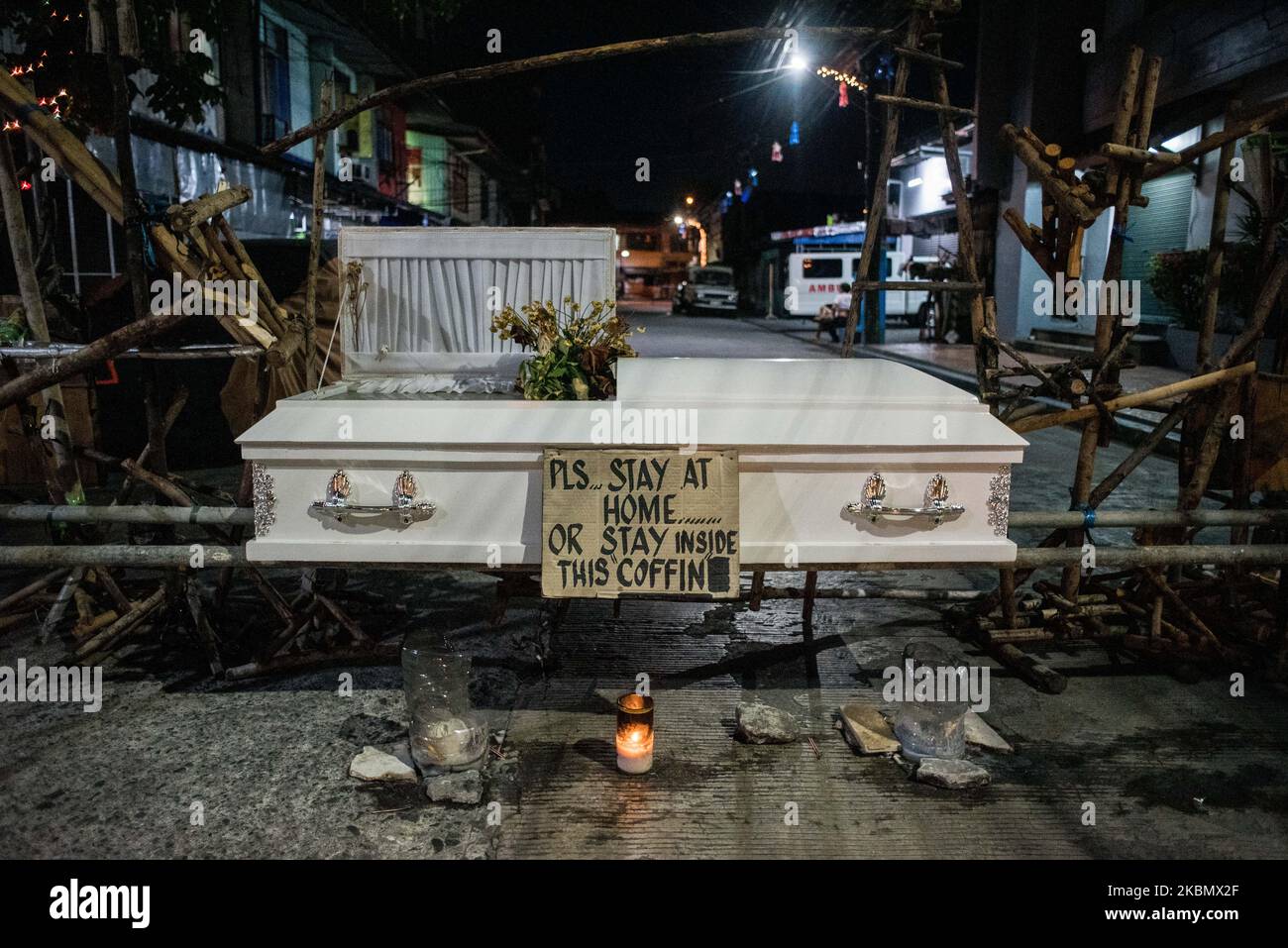 Am 24. April 2020 wird auf einer Straßenblockade in Manila, Philippinen, ein Sarg aufgestellt. Der Distrikt Sampaloc in Manila, in dem die höchste Anzahl von COVID-19-Fällen in der Stadt verzeichnet wurde, wird insgesamt 48 Stunden gesperrt. Anwohner, mit Ausnahme von Frontlinern, dürfen ihre Häuser nicht verlassen, um wichtige Güter zu kaufen. Mehrere Gebiete auf den Philippinen, darunter Metro Manila, verlängern die verstärkte Quarantäne der Gemeinschaft (ECQ), die ursprünglich am 30. April enden soll. (Foto: Lisa Marie David/NurPhoto) Stockfoto