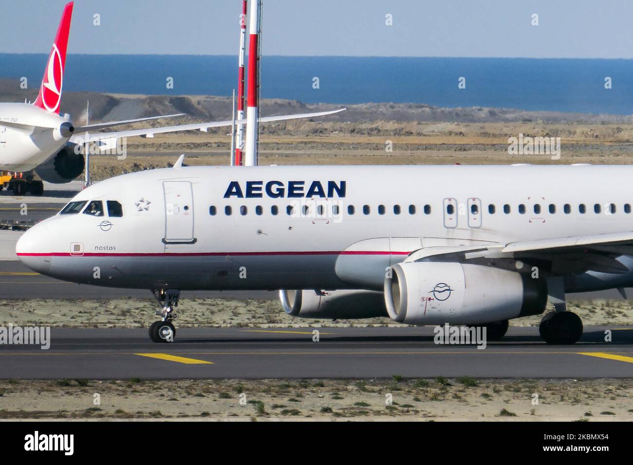Aegean Airlines Airbus A320-Verkehrsflugzeuge, wie sie am Istanbul New Airport LTFM ROLLTEN, SIND an einem sonnigen Tag in der Türkei. Das Passagierflugzeug Airbus A320-232 hat die Zulassung SX-DVH und den Namen Nostos, angetrieben von 2x IAE-Düsenmotoren. Aegean Airlines AEE A3 ist die unter der Flagge Griechenlands mit Sitz in Athen und Mitglied der Luftfahrtallianz Star Alliance. (Foto von Nicolas Economou/NurPhoto) Stockfoto