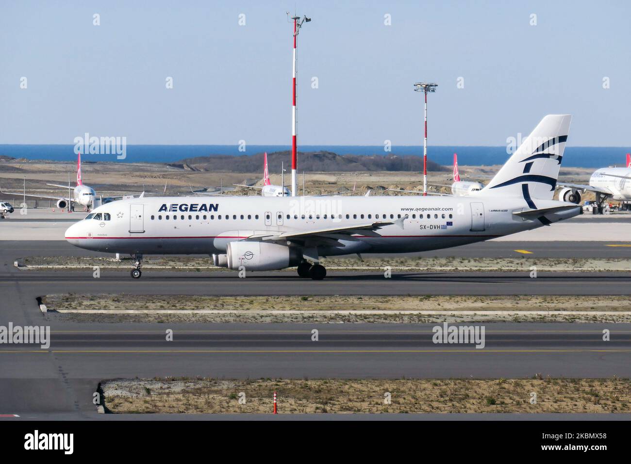 Aegean Airlines Airbus A320-Verkehrsflugzeuge, wie sie am Istanbul New Airport LTFM ROLLTEN, SIND an einem sonnigen Tag in der Türkei. Das Passagierflugzeug Airbus A320-232 hat die Zulassung SX-DVH und den Namen Nostos, angetrieben von 2x IAE-Düsenmotoren. Aegean Airlines AEE A3 ist die unter der Flagge Griechenlands mit Sitz in Athen und Mitglied der Luftfahrtallianz Star Alliance. (Foto von Nicolas Economou/NurPhoto) Stockfoto