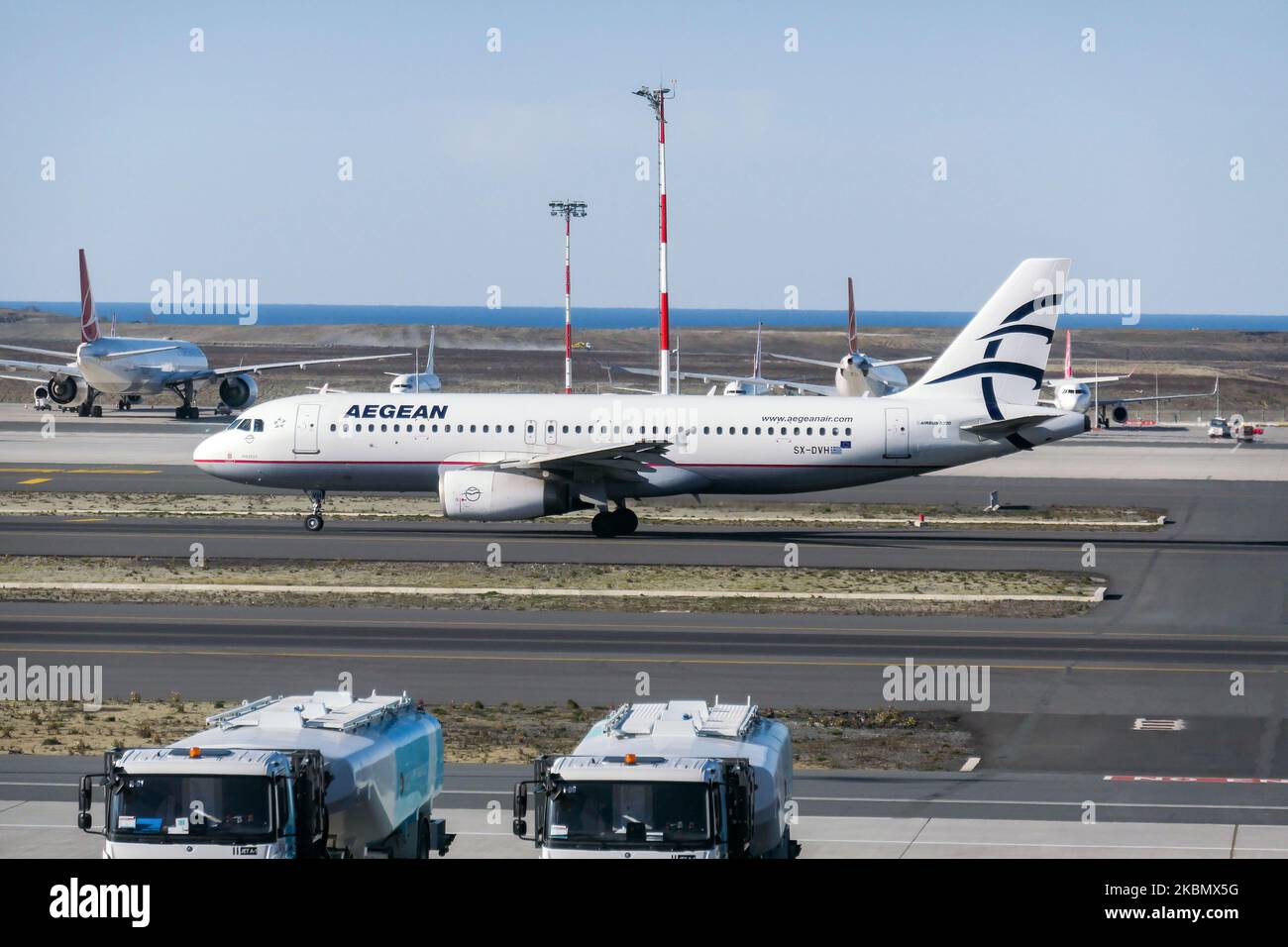 Aegean Airlines Airbus A320-Verkehrsflugzeuge, wie sie am Istanbul New Airport LTFM ROLLTEN, SIND an einem sonnigen Tag in der Türkei. Das Passagierflugzeug Airbus A320-232 hat die Zulassung SX-DVH und den Namen Nostos, angetrieben von 2x IAE-Düsenmotoren. Aegean Airlines AEE A3 ist die unter der Flagge Griechenlands mit Sitz in Athen und Mitglied der Luftfahrtallianz Star Alliance. (Foto von Nicolas Economou/NurPhoto) Stockfoto