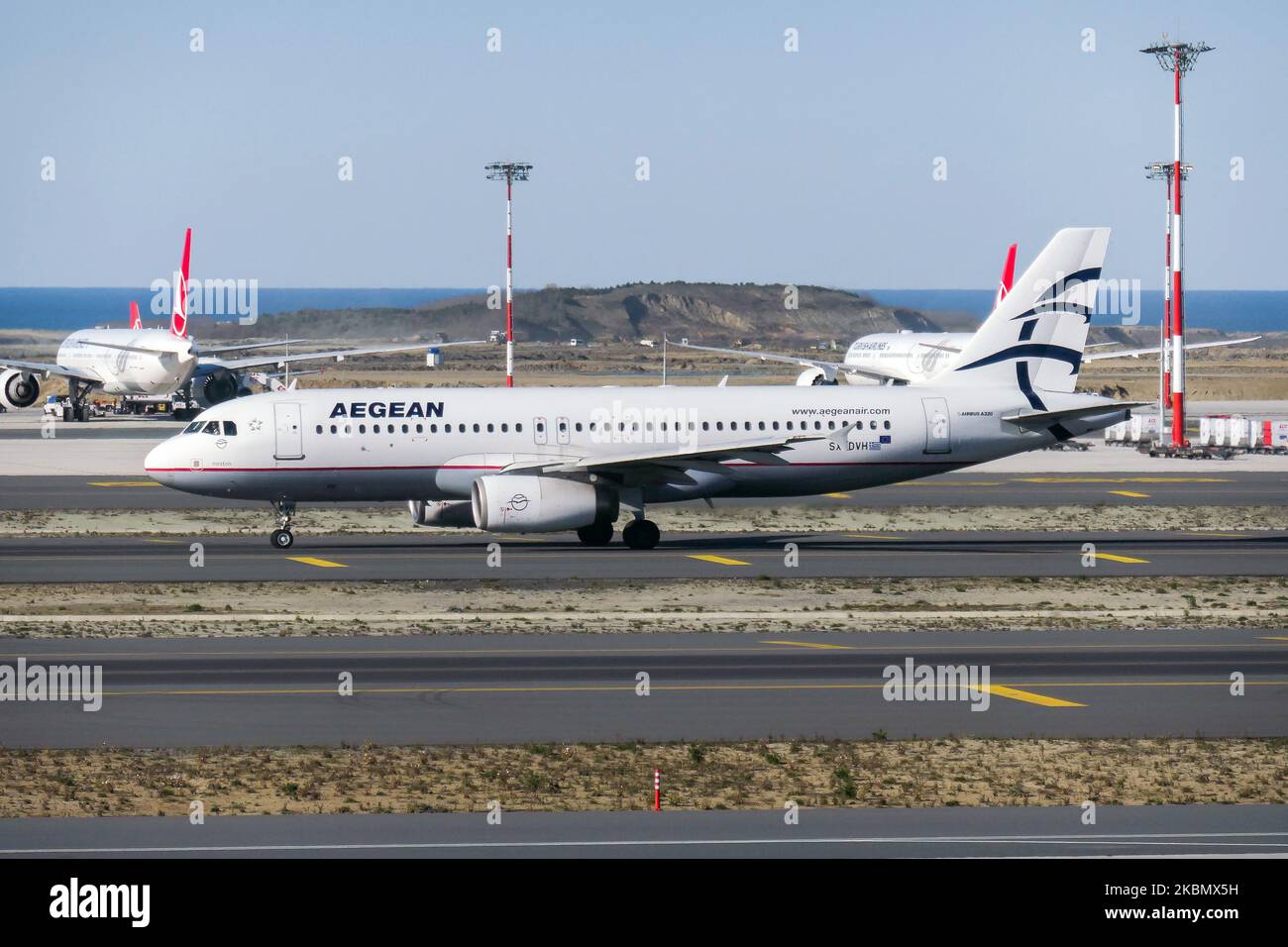 Aegean Airlines Airbus A320-Verkehrsflugzeuge, wie sie am Istanbul New Airport LTFM ROLLTEN, SIND an einem sonnigen Tag in der Türkei. Das Passagierflugzeug Airbus A320-232 hat die Zulassung SX-DVH und den Namen Nostos, angetrieben von 2x IAE-Düsenmotoren. Aegean Airlines AEE A3 ist die unter der Flagge Griechenlands mit Sitz in Athen und Mitglied der Luftfahrtallianz Star Alliance. (Foto von Nicolas Economou/NurPhoto) Stockfoto