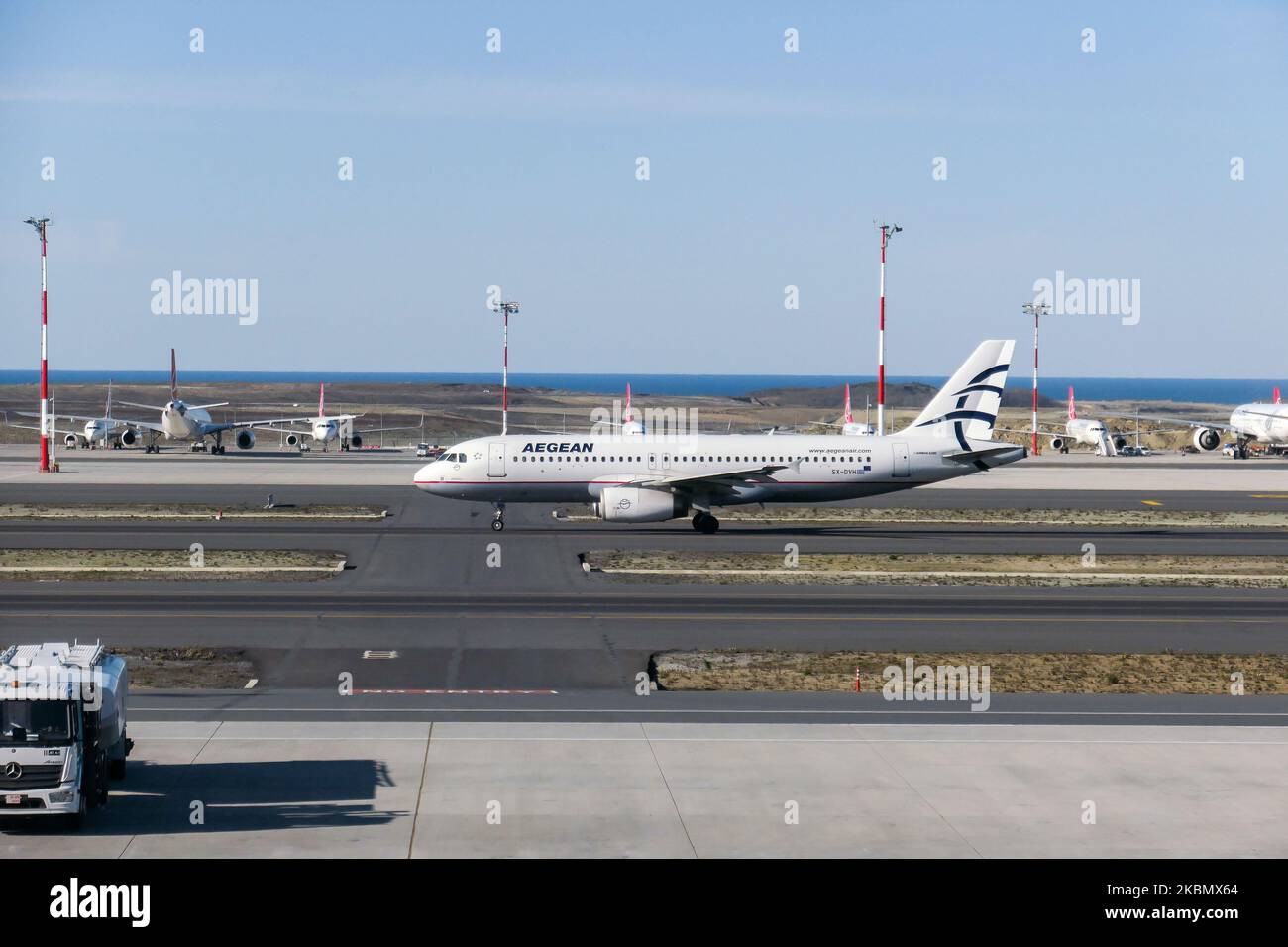 Aegean Airlines Airbus A320-Verkehrsflugzeuge, wie sie am Istanbul New Airport LTFM ROLLTEN, SIND an einem sonnigen Tag in der Türkei. Das Passagierflugzeug Airbus A320-232 hat die Zulassung SX-DVH und den Namen Nostos, angetrieben von 2x IAE-Düsenmotoren. Aegean Airlines AEE A3 ist die unter der Flagge Griechenlands mit Sitz in Athen und Mitglied der Luftfahrtallianz Star Alliance. (Foto von Nicolas Economou/NurPhoto) Stockfoto
